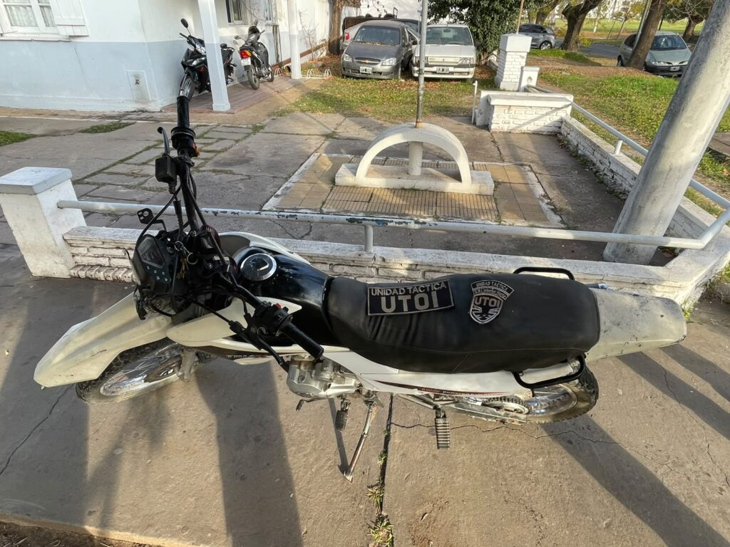 Aprehendieron a un hombre en barrio Santa Rosa que circulaba en una moto con pedido de secuestro activo