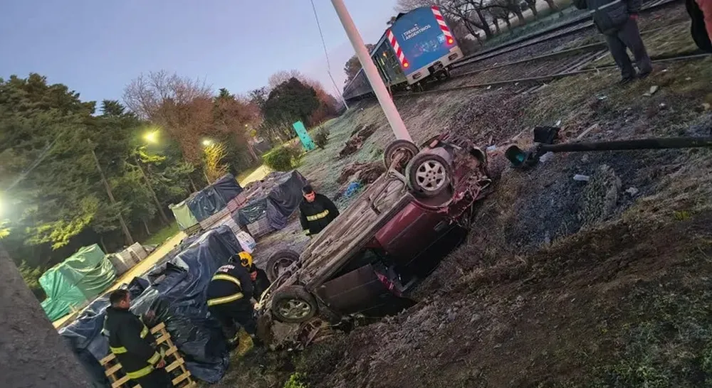 Pilar: un tren embistió a un auto que cruzó con las barreras bajas y el conductor sufrió heridas leves