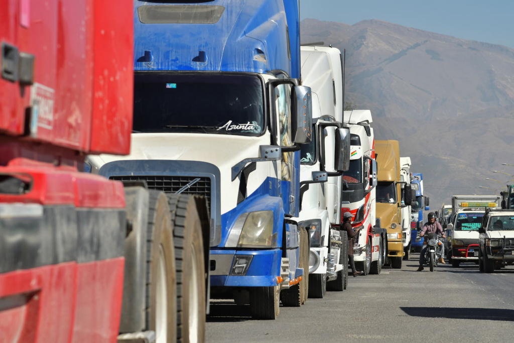 Cortes de rutas en Bolivia: más de 5.000 camioneros permanecen varados sin comida ni agua