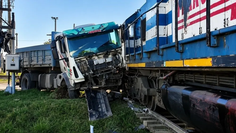 Un camión chocó contra un tren cerca de Olavarría y no hubo heridos