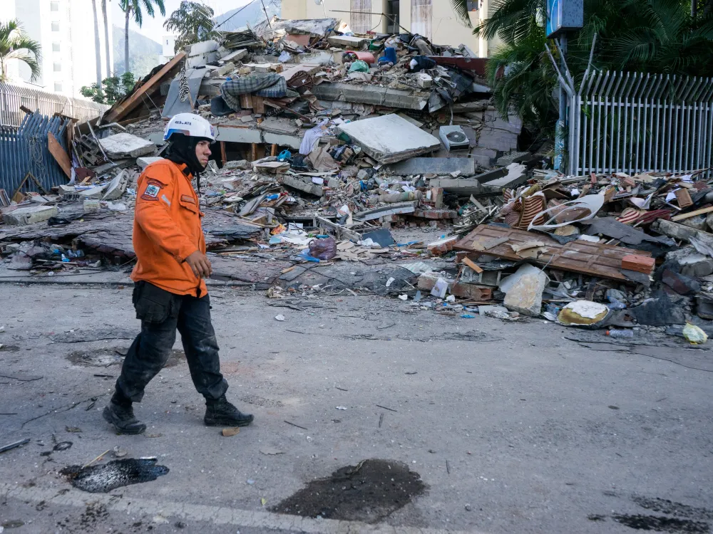 Bomberos voluntarios bonaerenses viajan a Venezuela para colaborar en las tareas de rescate