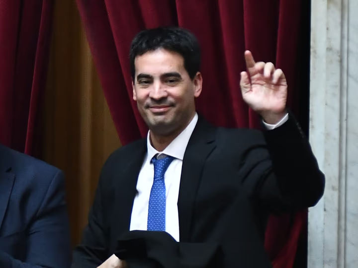 Adrián Ravier confirmó la transición entre Adorni y Santilli y felicitó al nuevo jefe de Gabinete