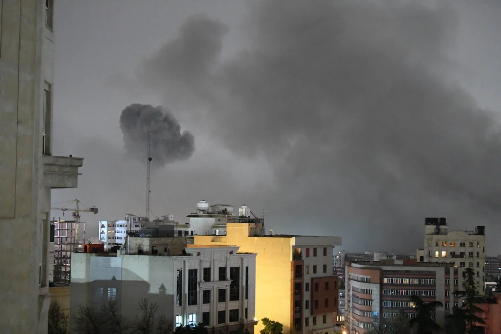 Irán lanzó misiles a Israel y Tel Aviv respondió con un bombardeo a Teherán, pese a las advertencias de Trump