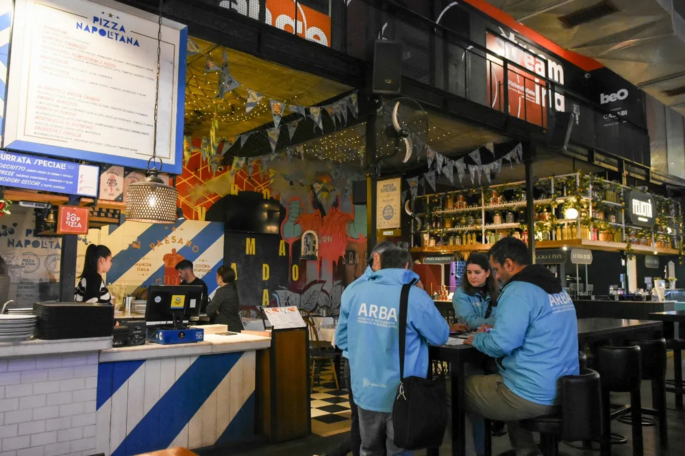 Detectaron irregularidades tributarias y laborales en 25 de 28 locales gastronómicos de La Plata