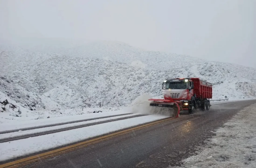Alerta meteorológica por nevadas y vientos fuertes este miércoles: se hace sentir el invierno