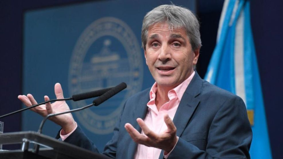 Caputo defendió el modelo económico y afirmó que “hay dólares para todo el mundo”