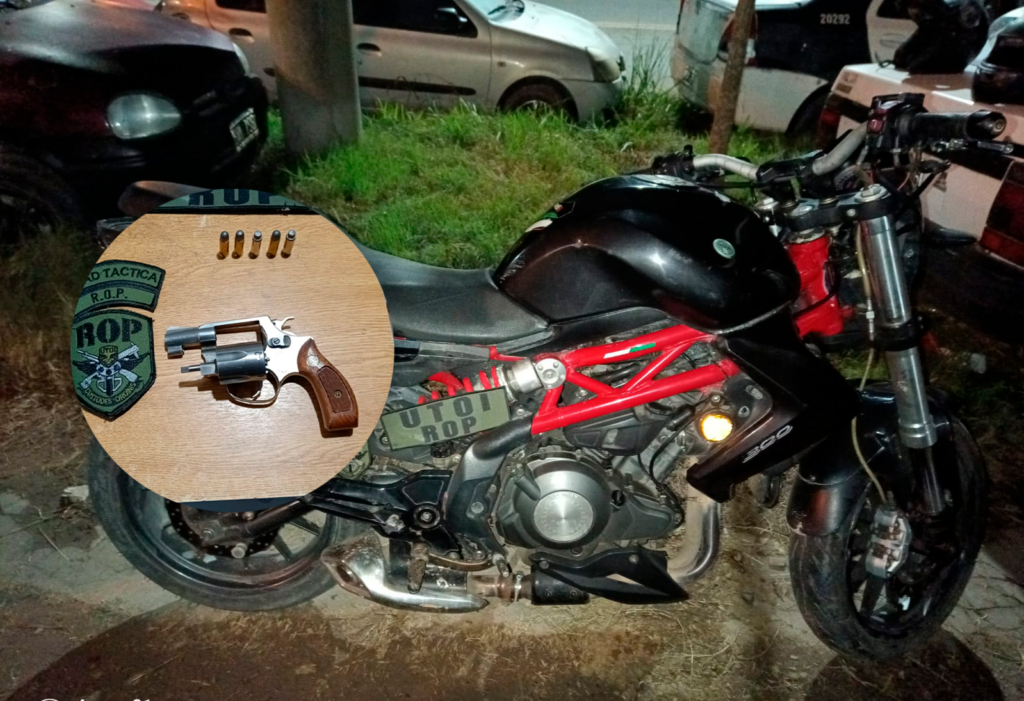 Un joven de 21 años circulaba con una Benelli TNT 300 robada y un revólver cargado en Av. Rucci y Alberdi: la UTOI lo aprehendió