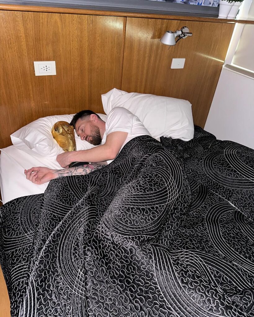 Sergio Ramos recreó la icónica foto de Messi para celebrar el título mundial de España