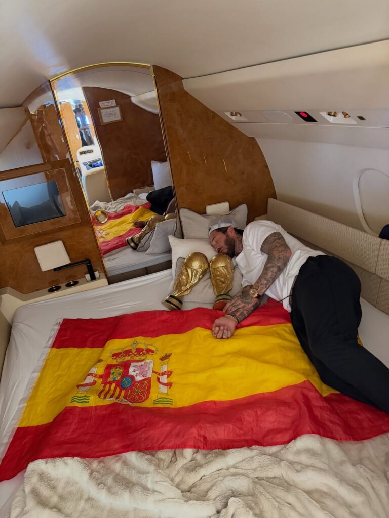 Sergio Ramos recreó la icónica foto de Messi para celebrar el título mundial de España