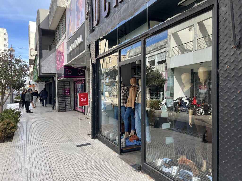 Empleados de comercio acordaron un aumento del 5,7% en tres tramos y un bono de $50.000