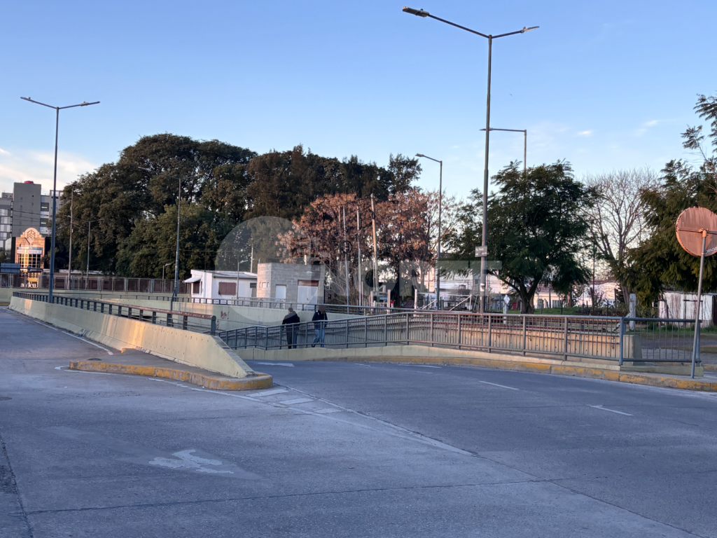"Dame el celular": atacaron a tres mujeres para robarles en el viaducto de Nación y una terminó con una herida en el brazo