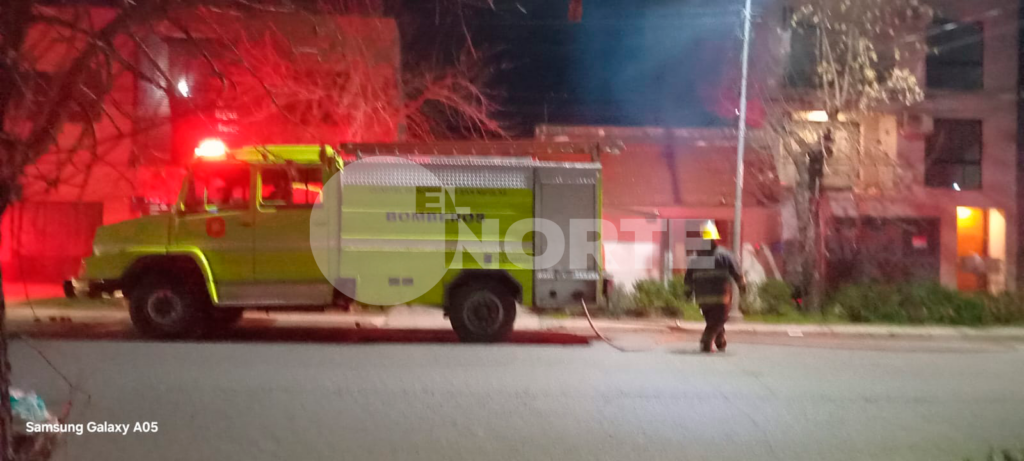 Hacían un asado y las brasas terminaron quemando un galpón en una vivienda de zona Santuario: solo hubo daños materiales