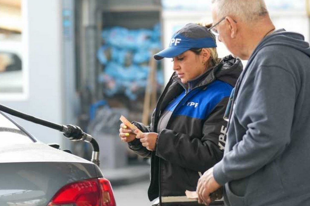La suba en los combustibles impactaría de lleno en la inflación anual de Argentina: le agregaría hasta 2,5 puntos