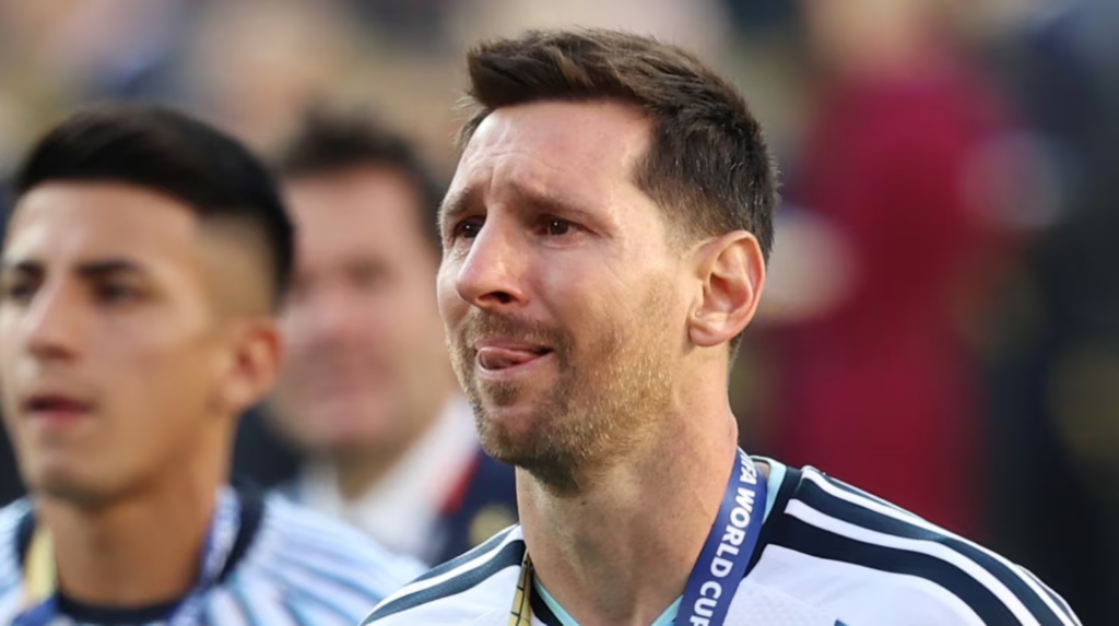 El llanto de Lionel Messi tras la final del Mundial y la ovación de los hinchas argentinos