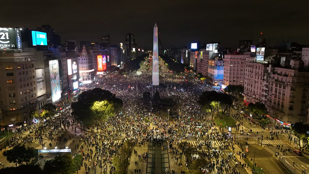 Miles de argentinos se reunieron en el Obelisco para agradecer a la Selección tras la final del Mundial