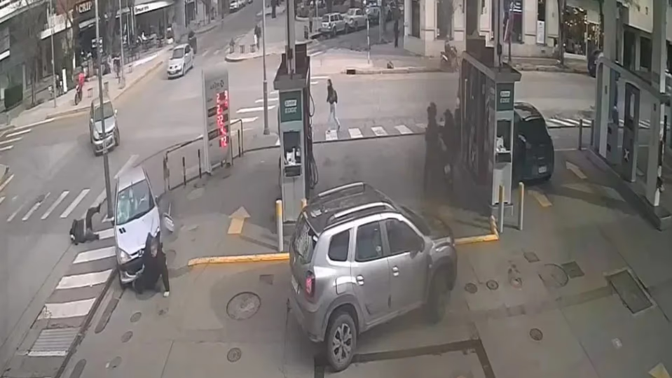 Brutal accidente en Mar del Plata: una conductora atropelló a dos personas y quedó detenida