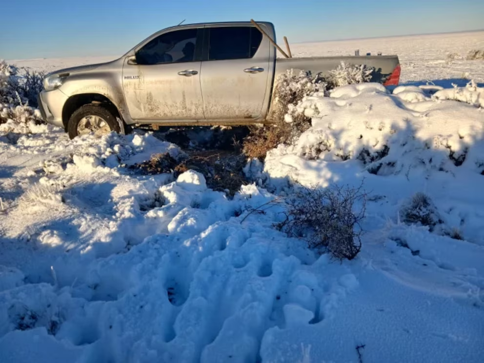 Rescataron a una pareja que pasó más de 40 horas atrapada por la nieve en Santa Cruz