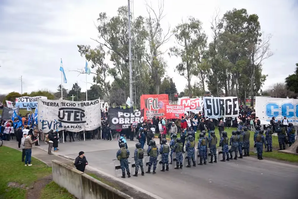 Incidentes en Avellaneda durante una protesta por la reconversión del Plan Volver al Trabajo