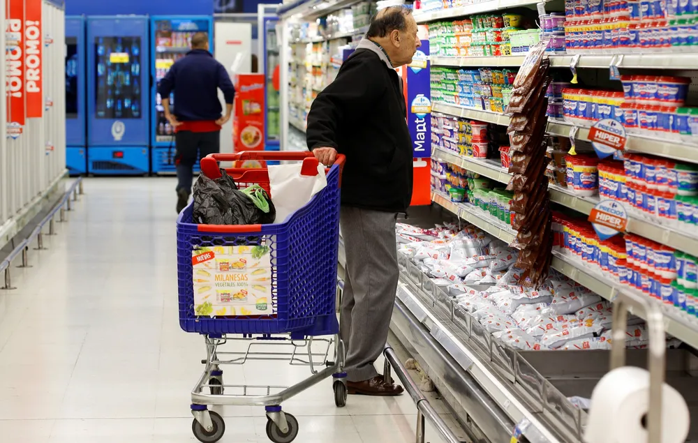 El consumo masivo acumuló una caída de 2,9% en el primer semestre, según un informe privado