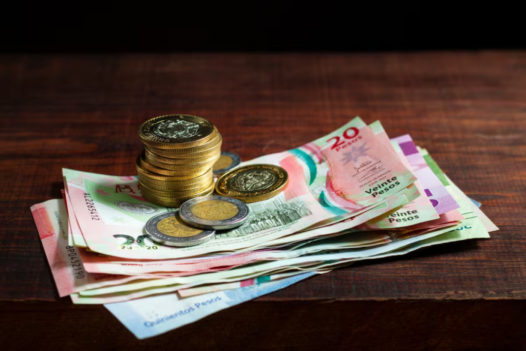 El peso mexicano cayó 0,81% mientras el mercado siguió las negociaciones con EE.UU.