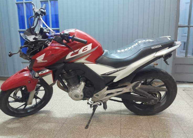 Robaron una Honda Twister que estaba estacionada en la vía pública de la zona sur y terminaron aprehendidos: iban a desarmarla
