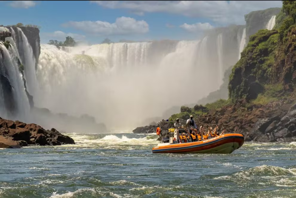 Macuco Safari: cómo es la excursión en Cataratas donde volcó un bote y murió un turista