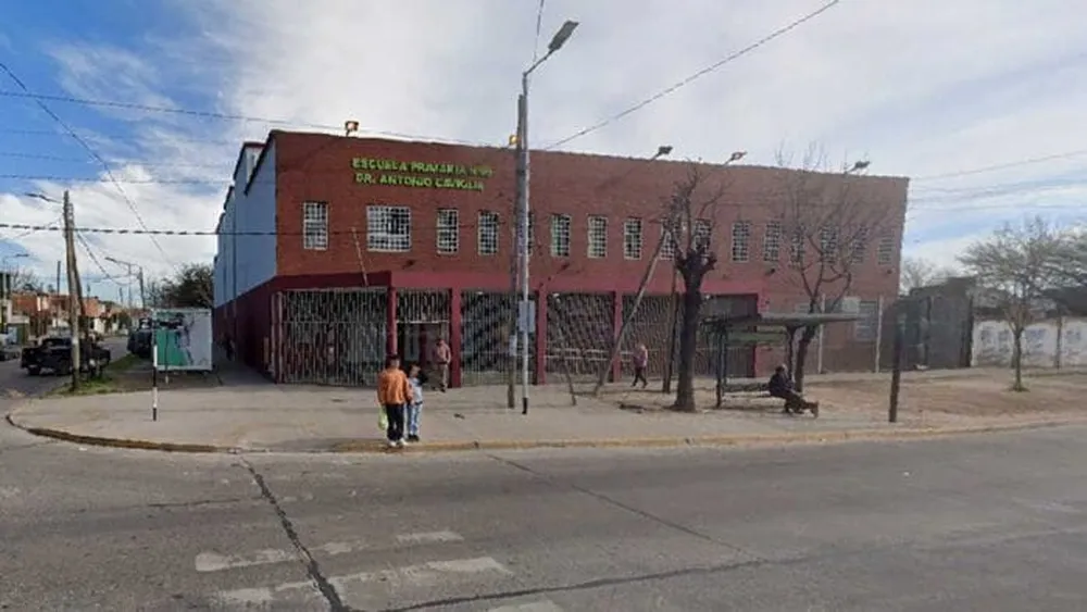 Avellaneda: padres irrumpieron en una escuela para increpar a un profesor denunciado por presuntos abusos