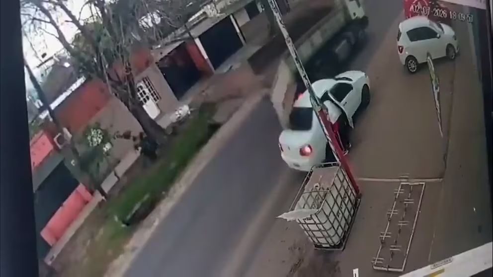 Santa Fe: un camión chocó un auto estacionado y una beba de un año salió despedida al asfalto