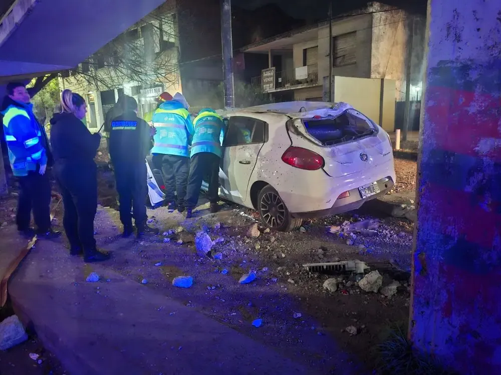 Un joven de 18 años murió tras chocar contra una columna en el Camino Centenario