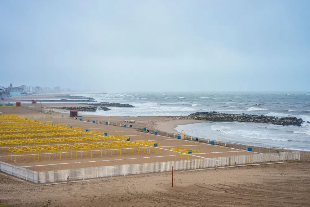Rastrillan las playas de La Perla tras el hallazgo de un brazo seccionado: buscan identificar los restos