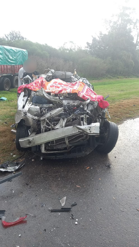 Un camión se cruzó de carril, impactó contra un auto y dejó dos muertos en la autopista Rosario-Santa Fe