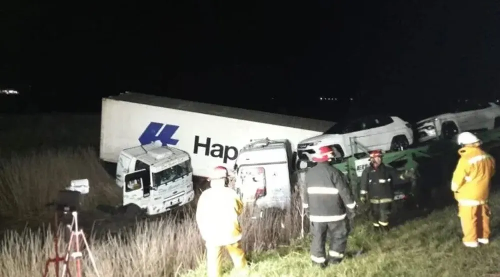 Ruta 2: chocaron dos camiones a la altura de Vivoratá y uno de ellos transportaba coches 0 km