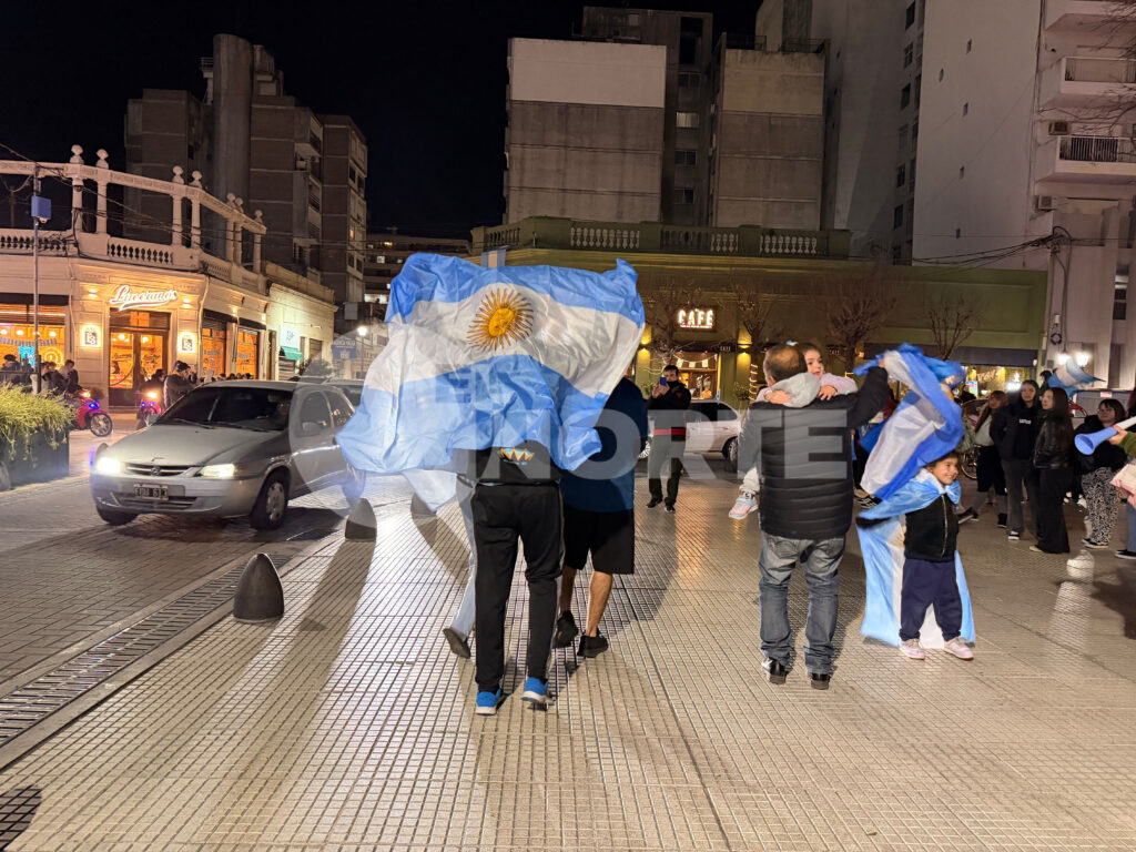 Los nicoleños celebraron el triunfo de Argentina en la Plaza Mitre