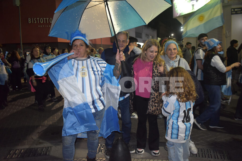 "Unos nervios bárbaros pero le teníamos fé": hinchas nicoleños desataron su alegría en la plaza Mitre tras el pase de Argentina a la final