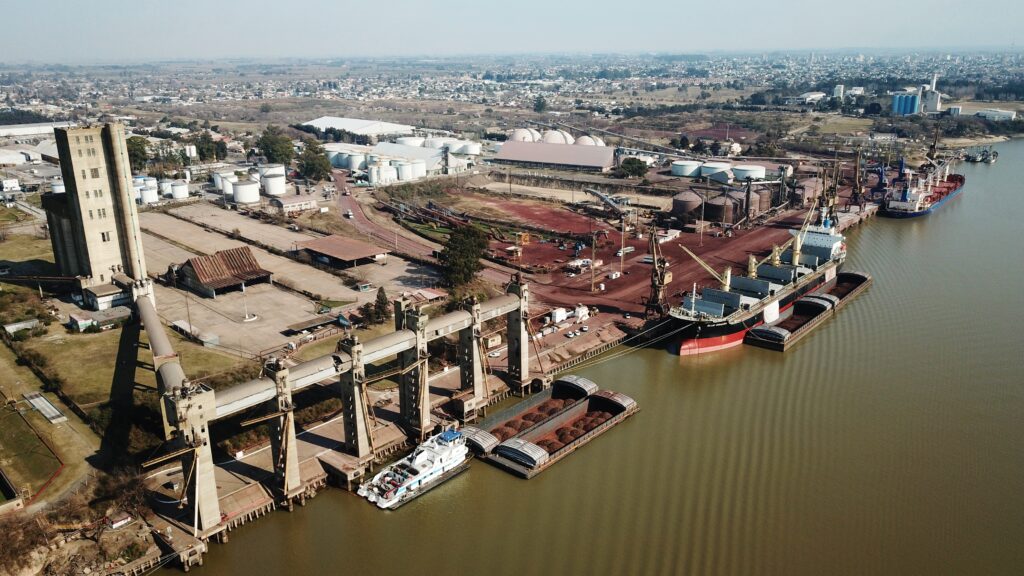Conflicto en puertos: el Gobierno acordó con los prácticos una rebaja y se levantó el paro