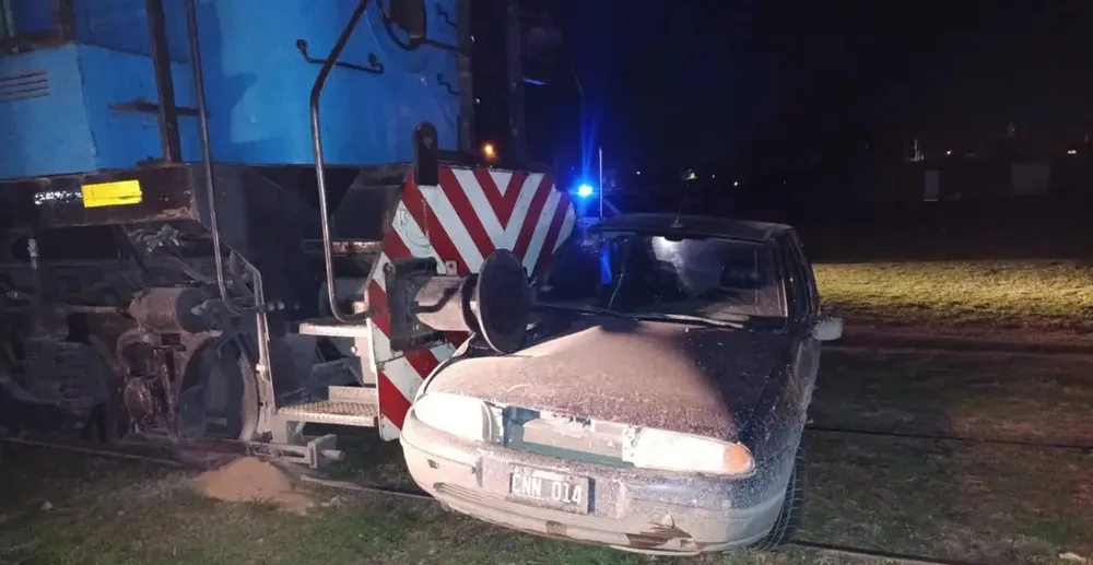 Un tren chocó a un auto, lo arrastró más de 100 metros y sus dos ocupantes salieron ilesos en Bahía Blanca