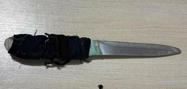 amenazó cuchilla policías aprehendido