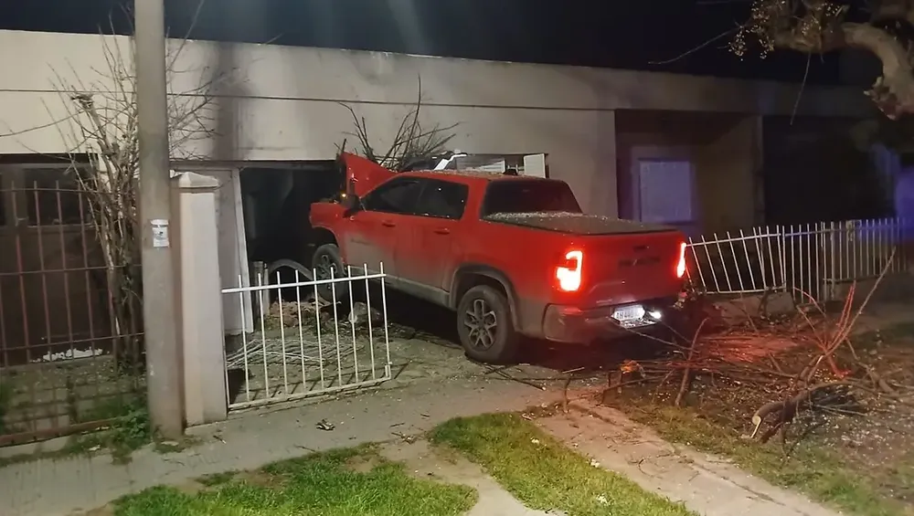 Bahía Blanca: un conductor alcoholizado se incrustó con una camioneta en una casa