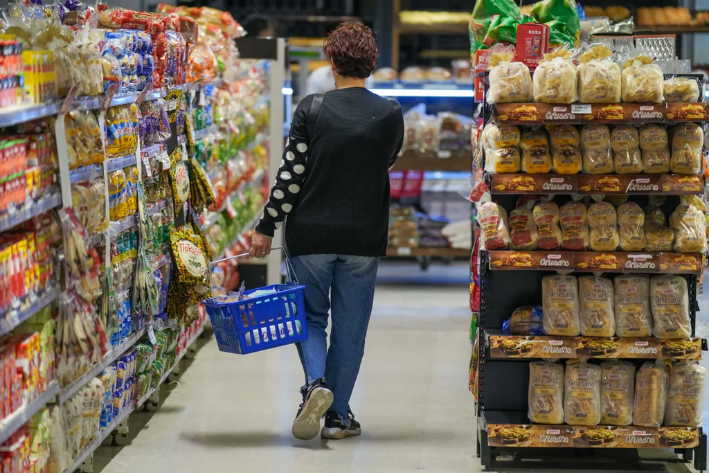 El consumo de los hogares en bienes y servicios finales creció un 2% en julio