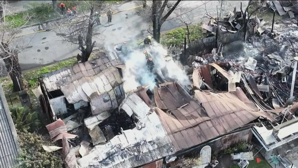 Se incendió un depósito de maderas en Morón y dos familias resultaron afectadas