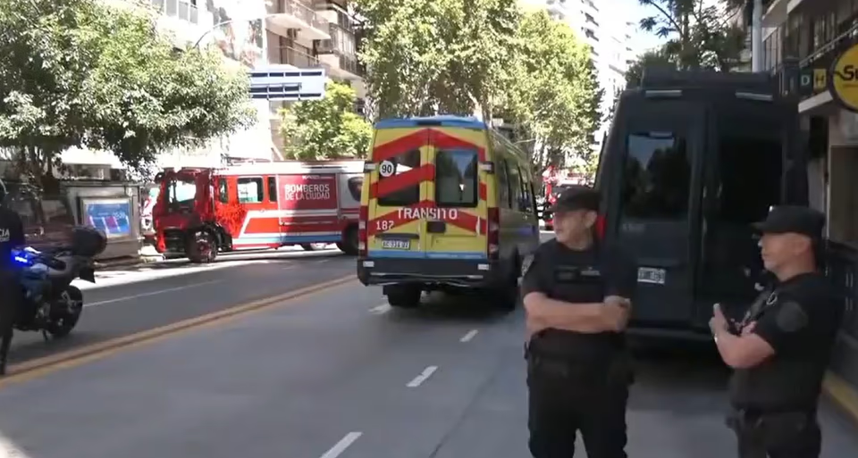 Tensión en Recoleta: un hombre tomó de rehén a su madre en un departamento