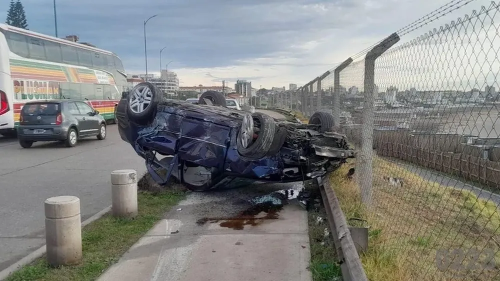 Vuelco de alto impacto en Mar del Plata: un conductor salió ileso tras perder el control del auto