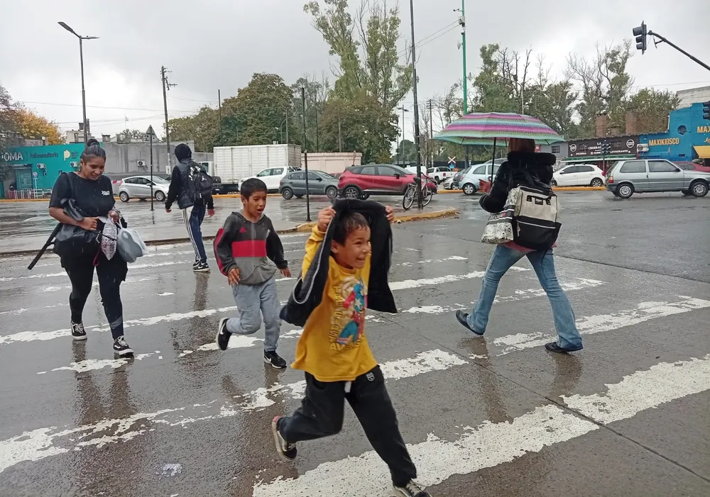 El SMN elevó a naranja la alerta por tormentas y advirtió por fuertes vientos en la provincia de Buenos Aires