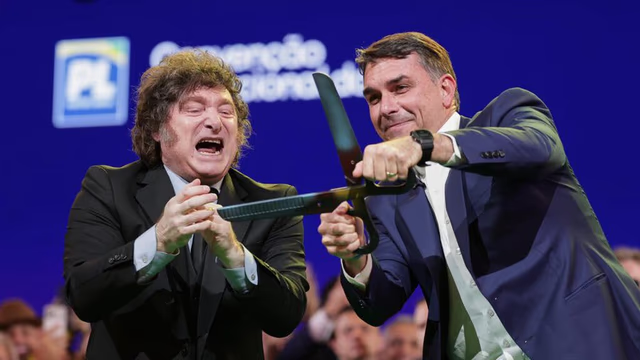Flávio Bolsonaro responsabilizó a Lula por la crisis con Argentina y envió un mensaje de apoyo a Milei