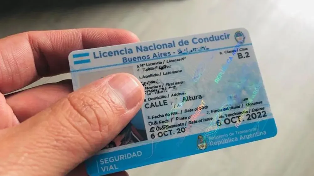 Hacía acrobacias con la moto, las publicaba en redes y le suspendieron la licencia hasta 2099