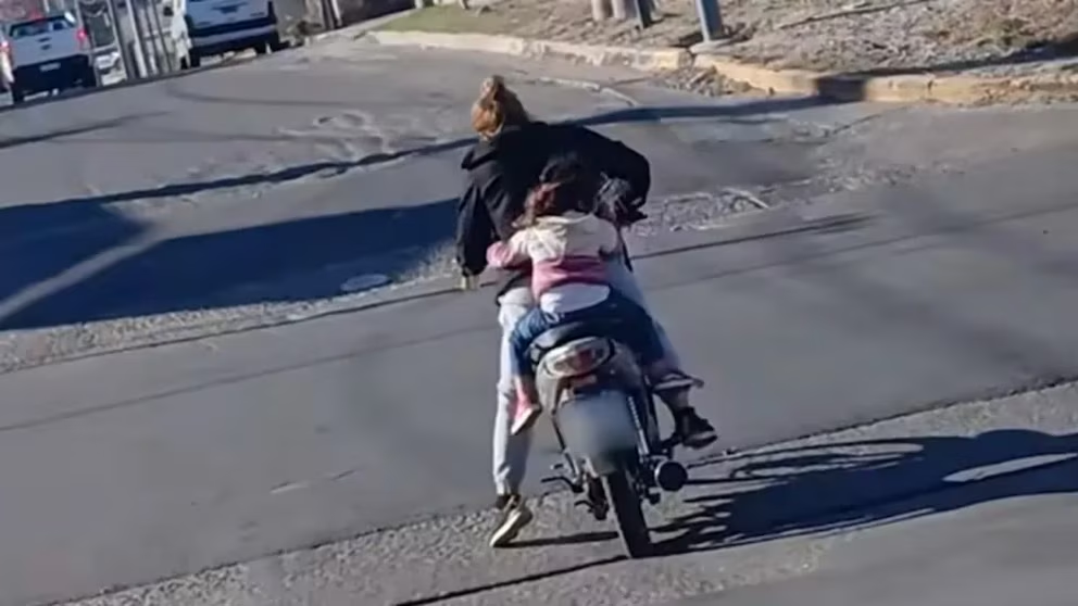 Catamarca: una mujer manejaba una moto con una lata de cerveza en la mano y llevaba a una menor sin casco