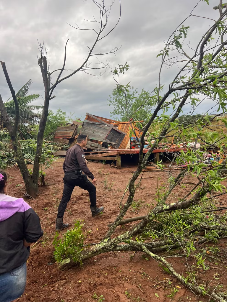 Un agricultor murió durante un fuerte temporal en Misiones: viviendas destruidas y más de 150 familias afectadas