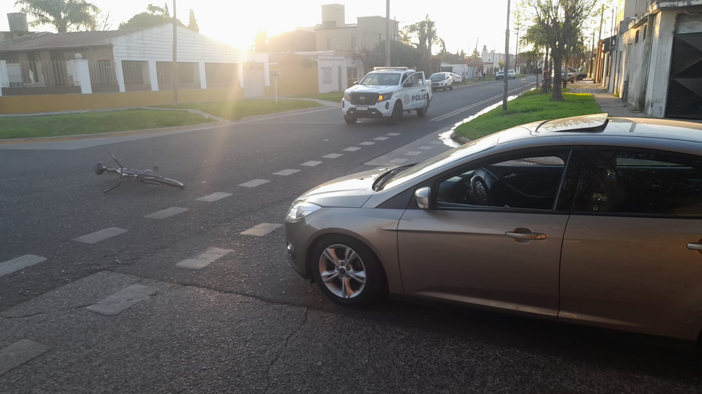 Un automóvil y una bicicleta al mando de un hombre de 64 años impactaron en barrio Juan XXIII: trasladaron al ciclista al Hospital