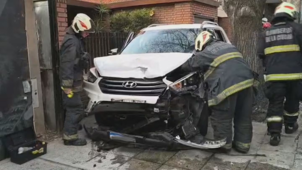 CABA: Chocó contra tres autos estacionados y terminó arriba de la vereda en Palermo
