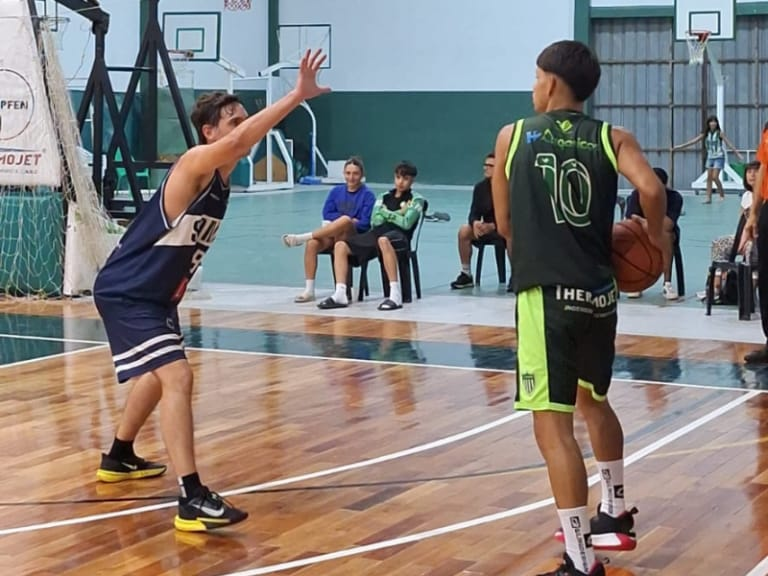 Básquet: ganó el puntero de la Primera local en Villa Ramallo